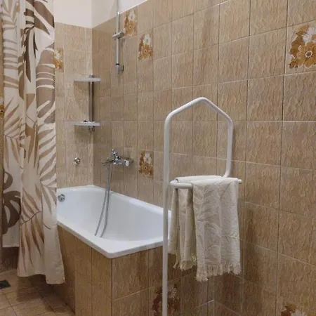 Laura - Cozy And Affordable Apartment *