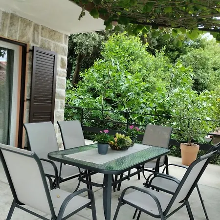 Laura - Cozy And Affordable Apartment *