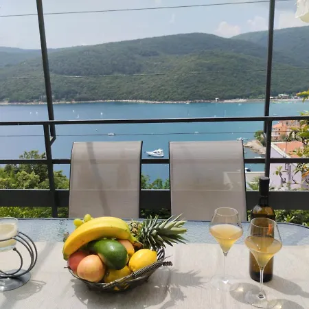 Laura - Cozy And Affordable Apartment Rabac