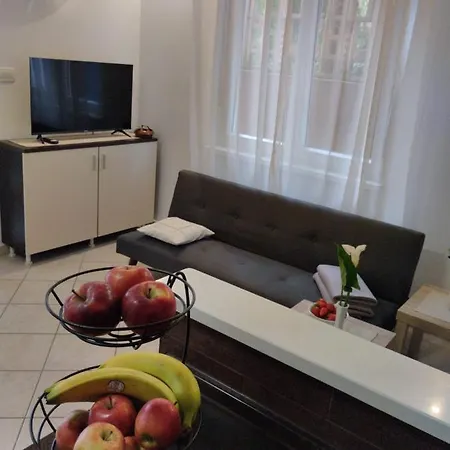 Laura - Cozy And Affordable Apartment Rabac